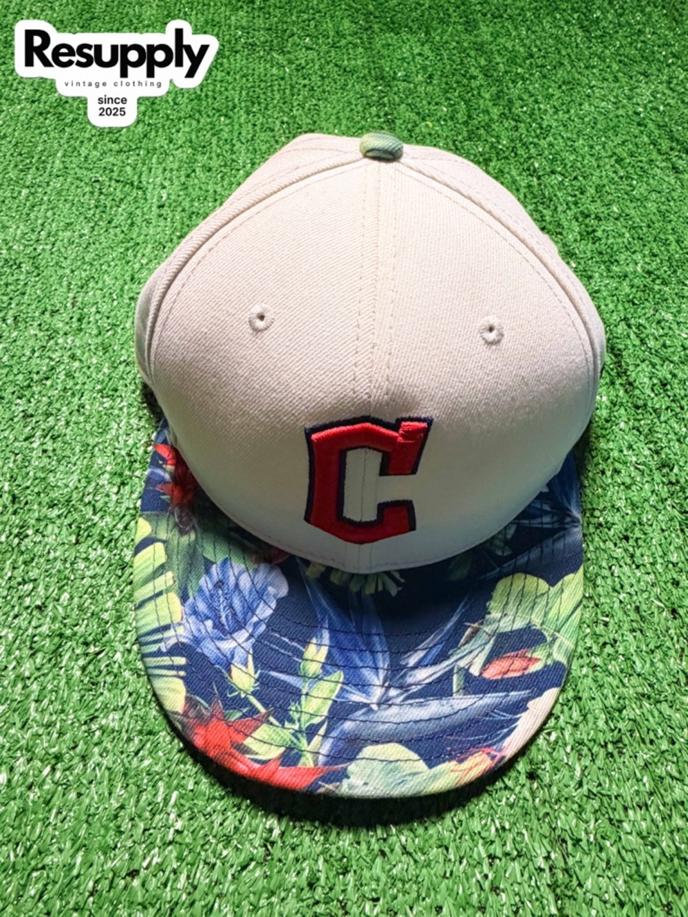 Cleveland Guardians White Floral Print
Fitted Hat Size 7 1/4